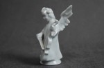 Biały aniołek z wiolonczelą porcelanowa figurka