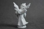 Biały aniołek z wiolonczelą porcelanowa figurka