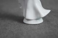 Biały aniołek z wiolonczelą porcelanowa figurka