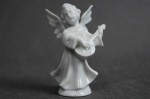Biały aniołek z mandoliną porcelanowa figurka