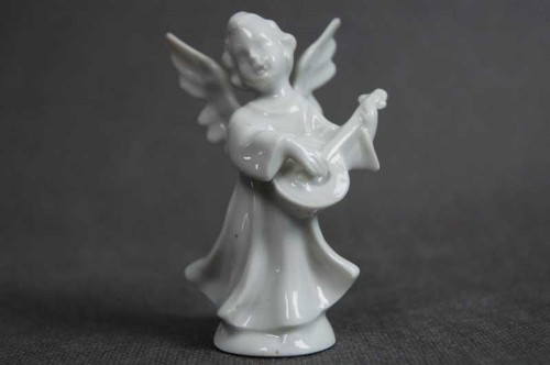 Biały aniołek z mandoliną porcelanowa figurka