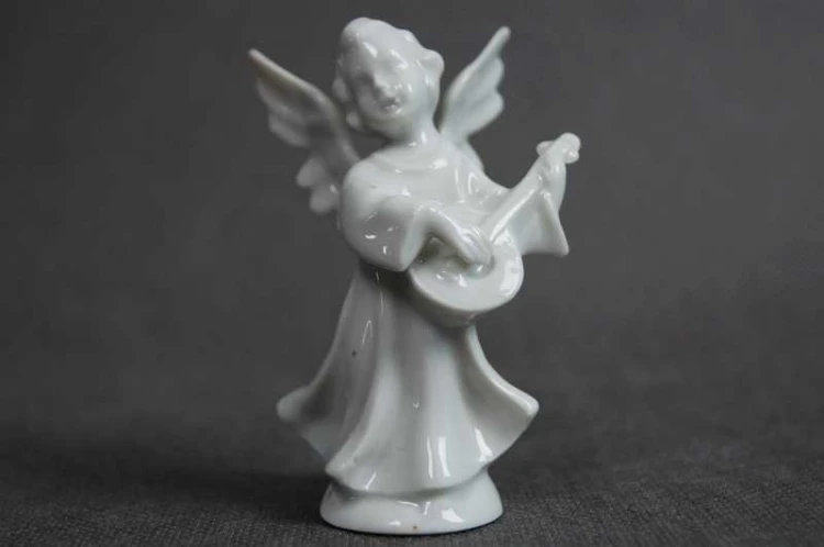 Biały aniołek z mandoliną porcelanowa figurka