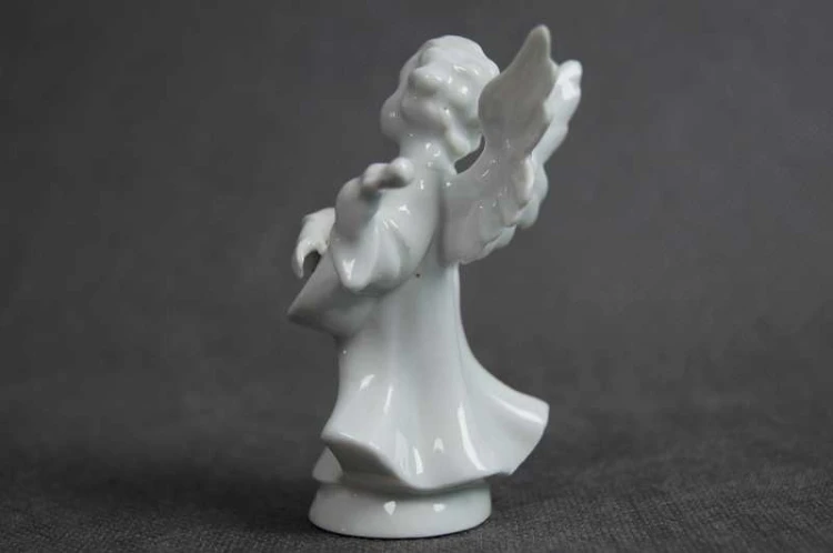 Biały aniołek z mandoliną porcelanowa figurka