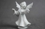 Biały aniołek z mandoliną porcelanowa figurka