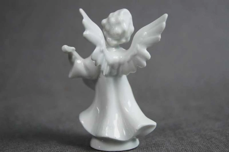 Biały aniołek z mandoliną porcelanowa figurka