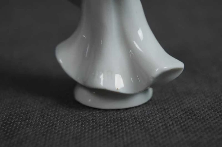 Biały aniołek z mandoliną porcelanowa figurka