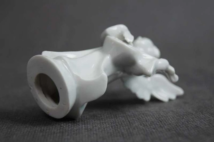 Biały aniołek z mandoliną porcelanowa figurka