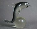 Delfin na kuli szklana artystyczna figura wersja 1