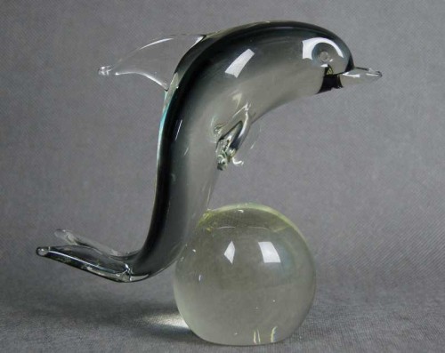 Delfin na kuli szklana artystyczna figura wersja 1