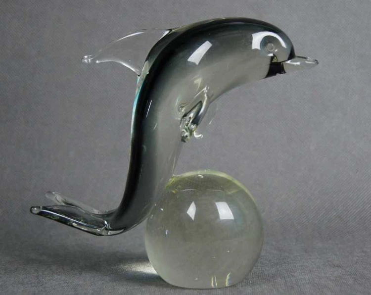 Delfin na kuli szklana artystyczna figura wersja 1