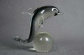 Delfin na kuli szklana artystyczna figura wersja 1