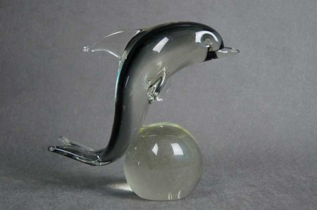 Delfin na kuli szklana artystyczna figura wersja 1