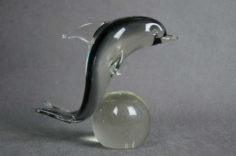 Delfin na kuli szklana artystyczna figura wersja 1