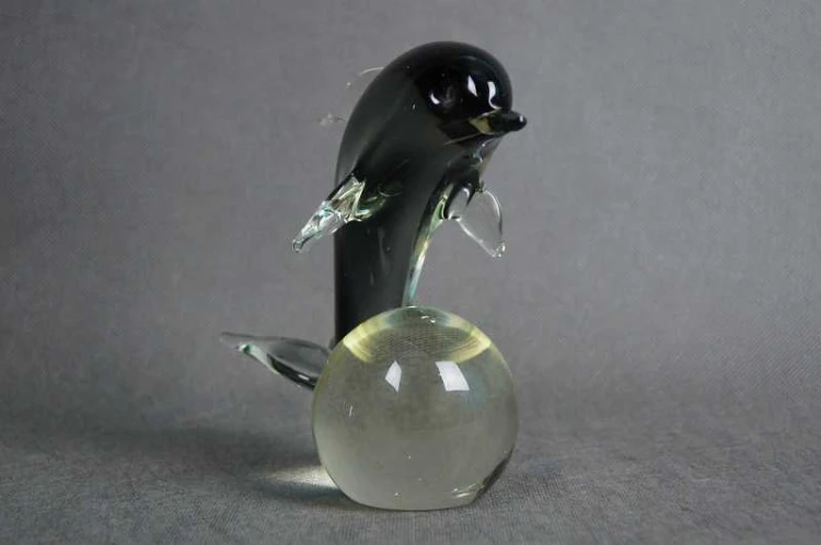 Delfin na kuli szklana artystyczna figura wersja 1