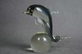 Delfin na kuli szklana artystyczna figura wersja 1