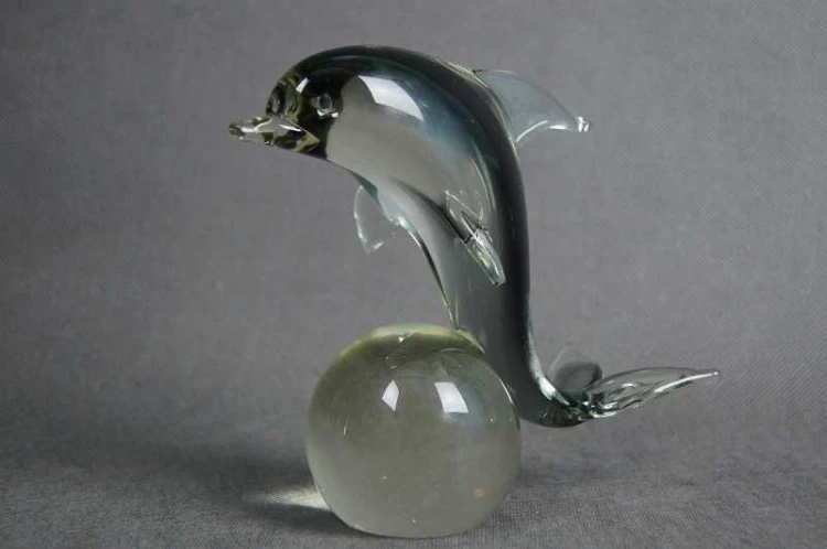 Delfin na kuli szklana artystyczna figura wersja 1