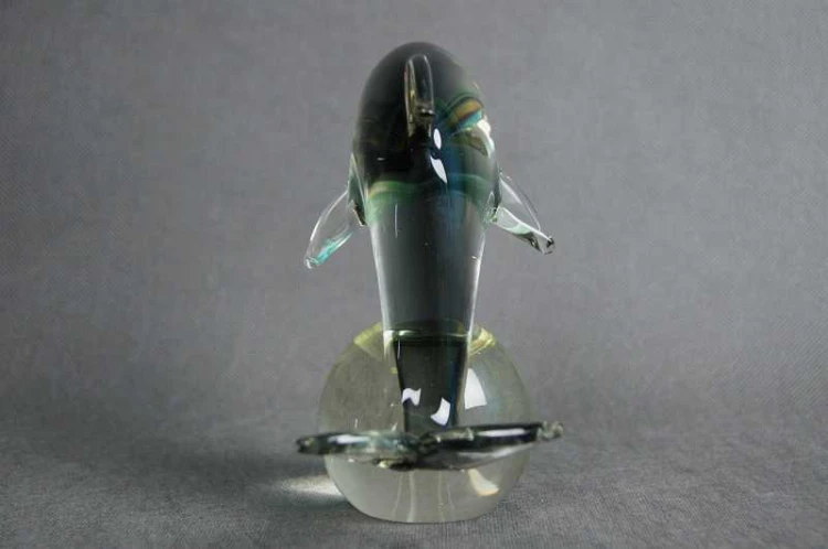 Delfin na kuli szklana artystyczna figura wersja 1