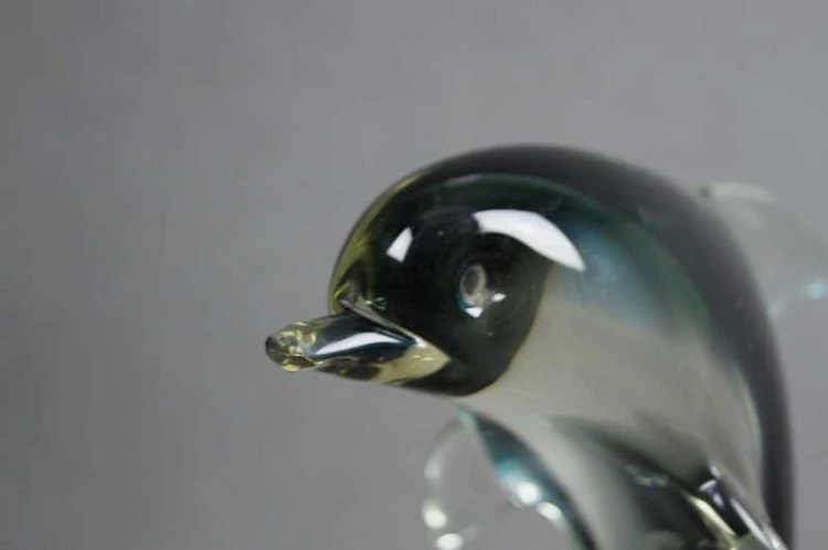 Delfin na kuli szklana artystyczna figura wersja 1