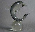 Delfin na kuli szklana artystyczna figura wersja 2