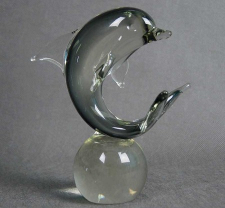 Delfin na kuli szklana artystyczna figura wersja 2