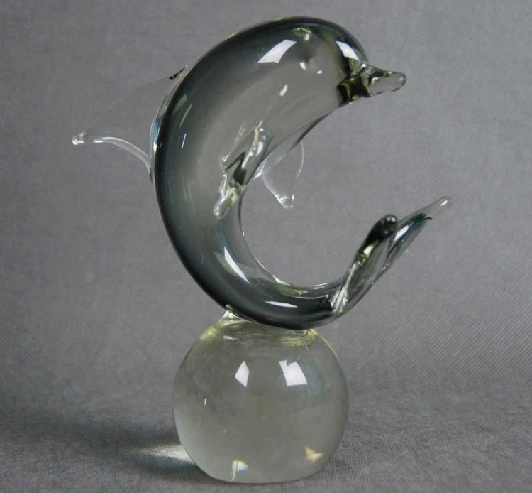 Delfin na kuli szklana artystyczna figura wersja 2