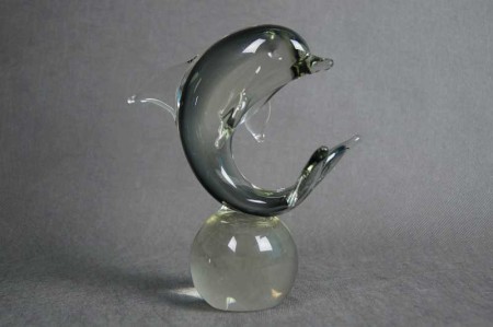 Delfin na kuli szklana artystyczna figura wersja 2