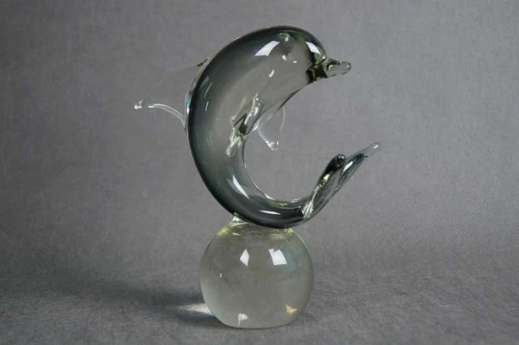Delfin na kuli szklana artystyczna figura wersja 2