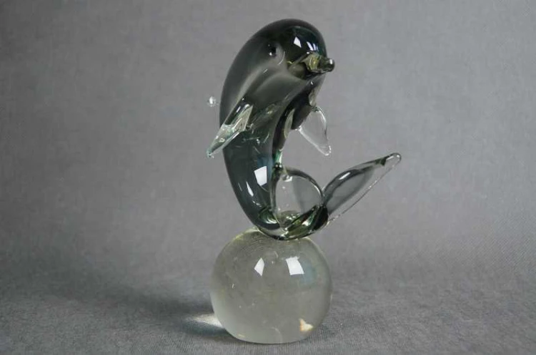 Delfin na kuli szklana artystyczna figura wersja 2