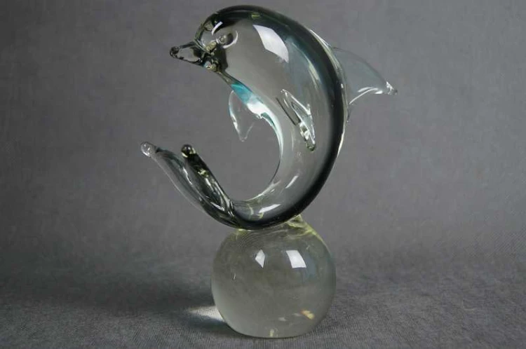 Delfin na kuli szklana artystyczna figura wersja 2