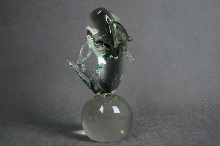 Delfin na kuli szklana artystyczna figura wersja 2