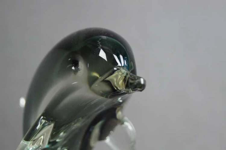 Delfin na kuli szklana artystyczna figura wersja 2