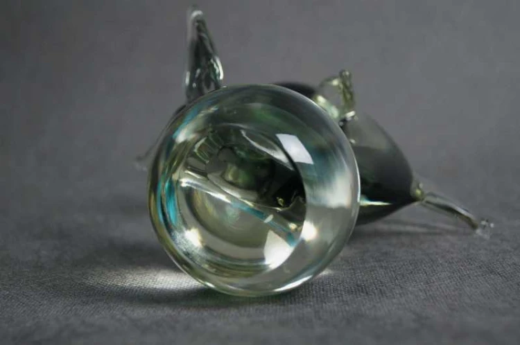 Delfin na kuli szklana artystyczna figura wersja 2