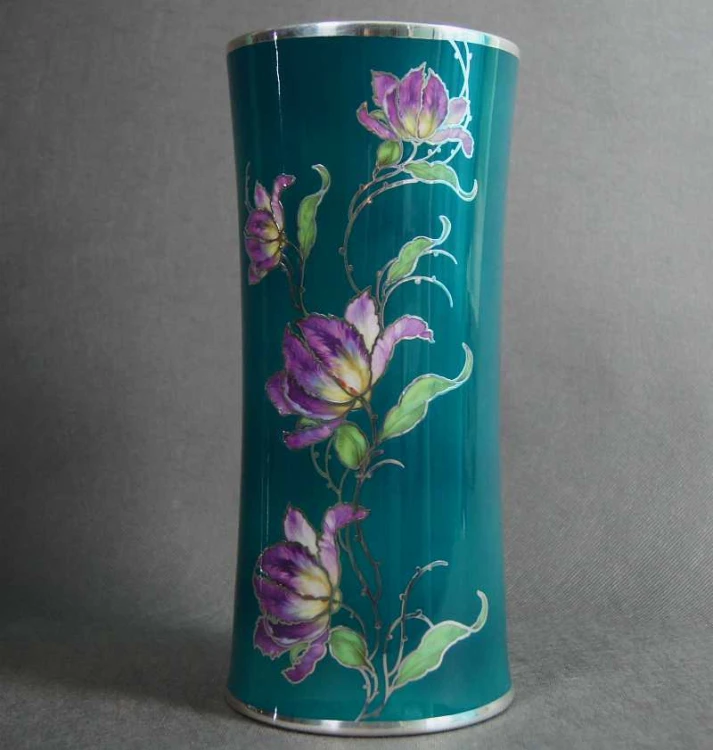 Porcelanowy wazon Magnolia okuty w metalu Jager
