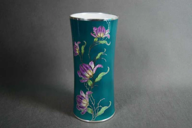 Porcelanowy wazon Magnolia okuty w metalu Jager