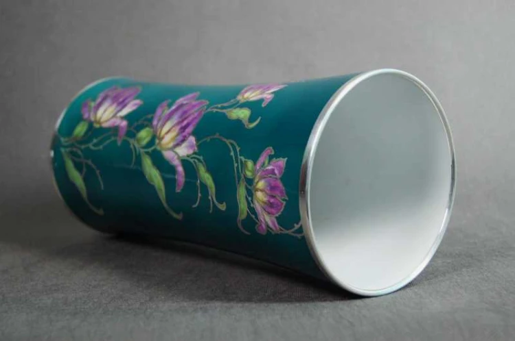 Porcelanowy wazon Magnolia okuty w metalu Jager