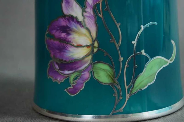 Porcelanowy wazon Magnolia okuty w metalu Jager