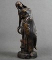 Kobieta przy amforze ciekawa figura brąz
