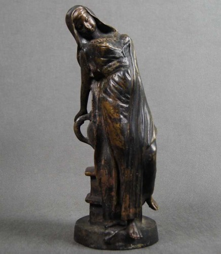 Kobieta przy amforze ciekawa figura brąz