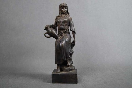 Brąz kobieta z dzbanem ciekawa figura