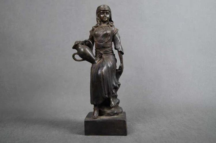Brąz kobieta z dzbanem ciekawa figura