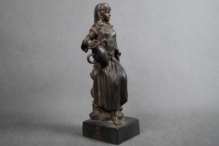 Brąz kobieta z dzbanem ciekawa figura