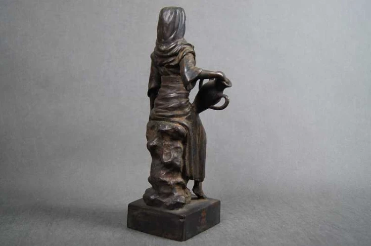 Brąz kobieta z dzbanem ciekawa figura