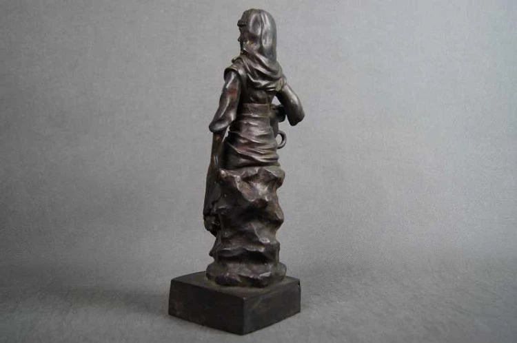 Brąz kobieta z dzbanem ciekawa figura