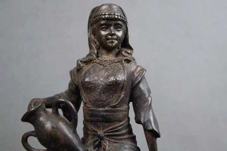 Brąz kobieta z dzbanem ciekawa figura