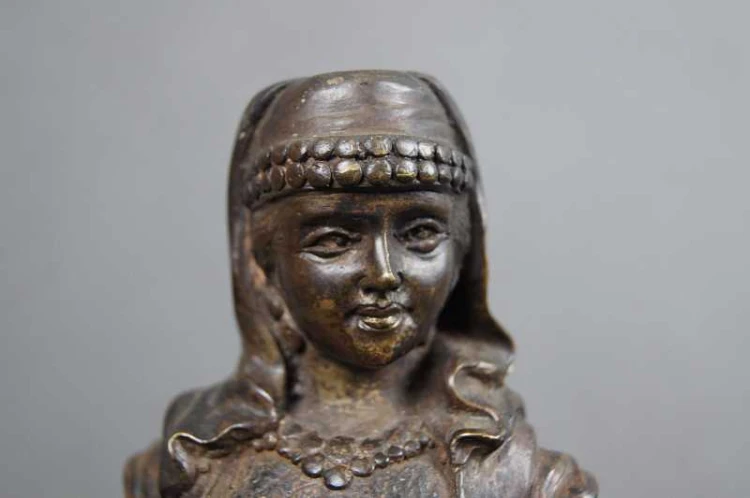 Brąz kobieta z dzbanem ciekawa figura