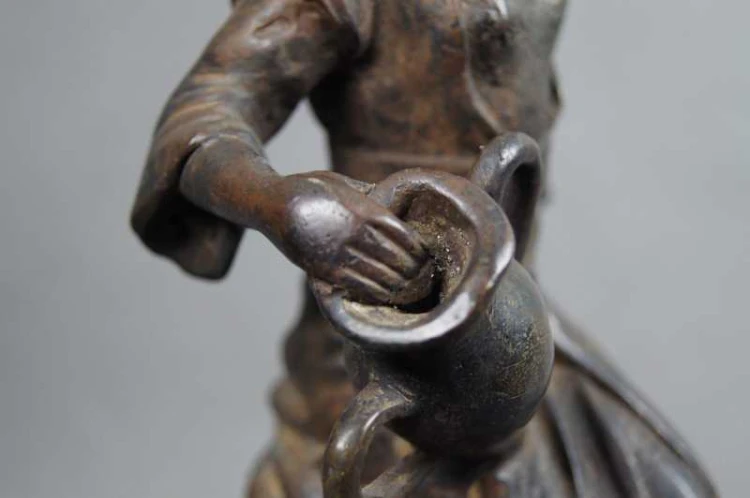 Brąz kobieta z dzbanem ciekawa figura