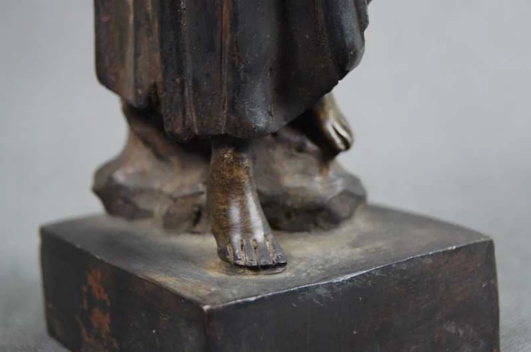 Brąz kobieta z dzbanem ciekawa figura