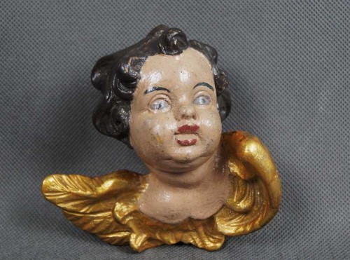 Wyrzeźbiona główka amorka w drewnie