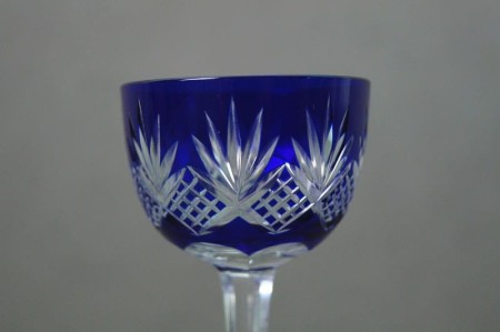 Niebieski szklany kieliszek do likieru