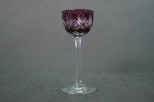 Szklany kieliszek do likieru o barwie buraczkowej